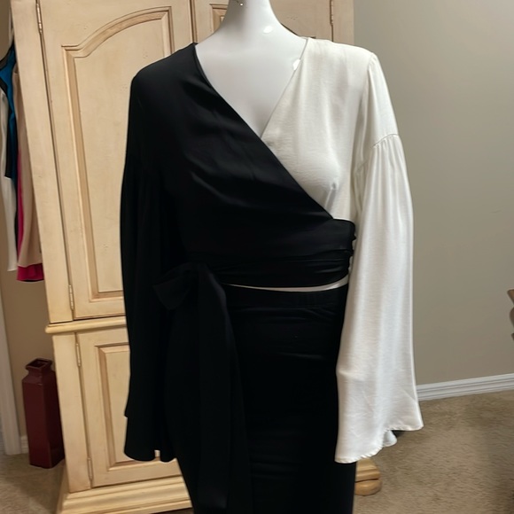 STAUD TRAMPS BLACK AND WHITE COLOR BLOCK WIDE SLEEVE CROP TOP NWT SIZE M - Picture 4 of 11